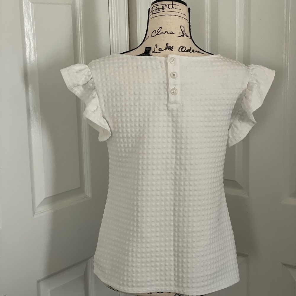 Pretty white blouse.